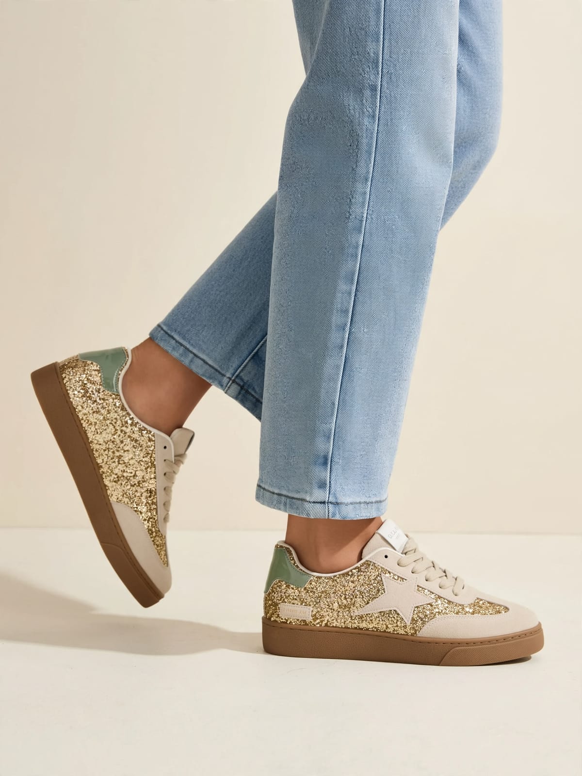 Paula – glittersneakers met ster – Gedragen lopend