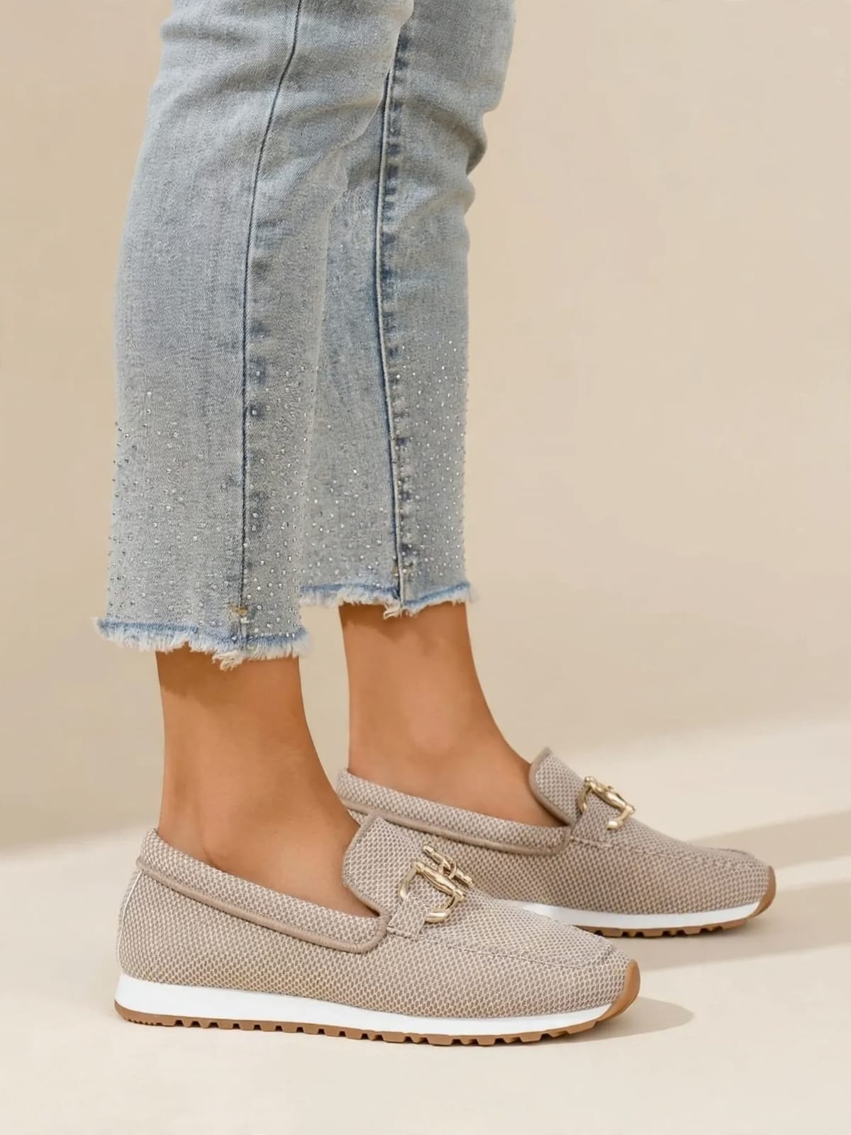 Daphne – instapsneakers van ademend textiel – Beige – gedragen zijkant
