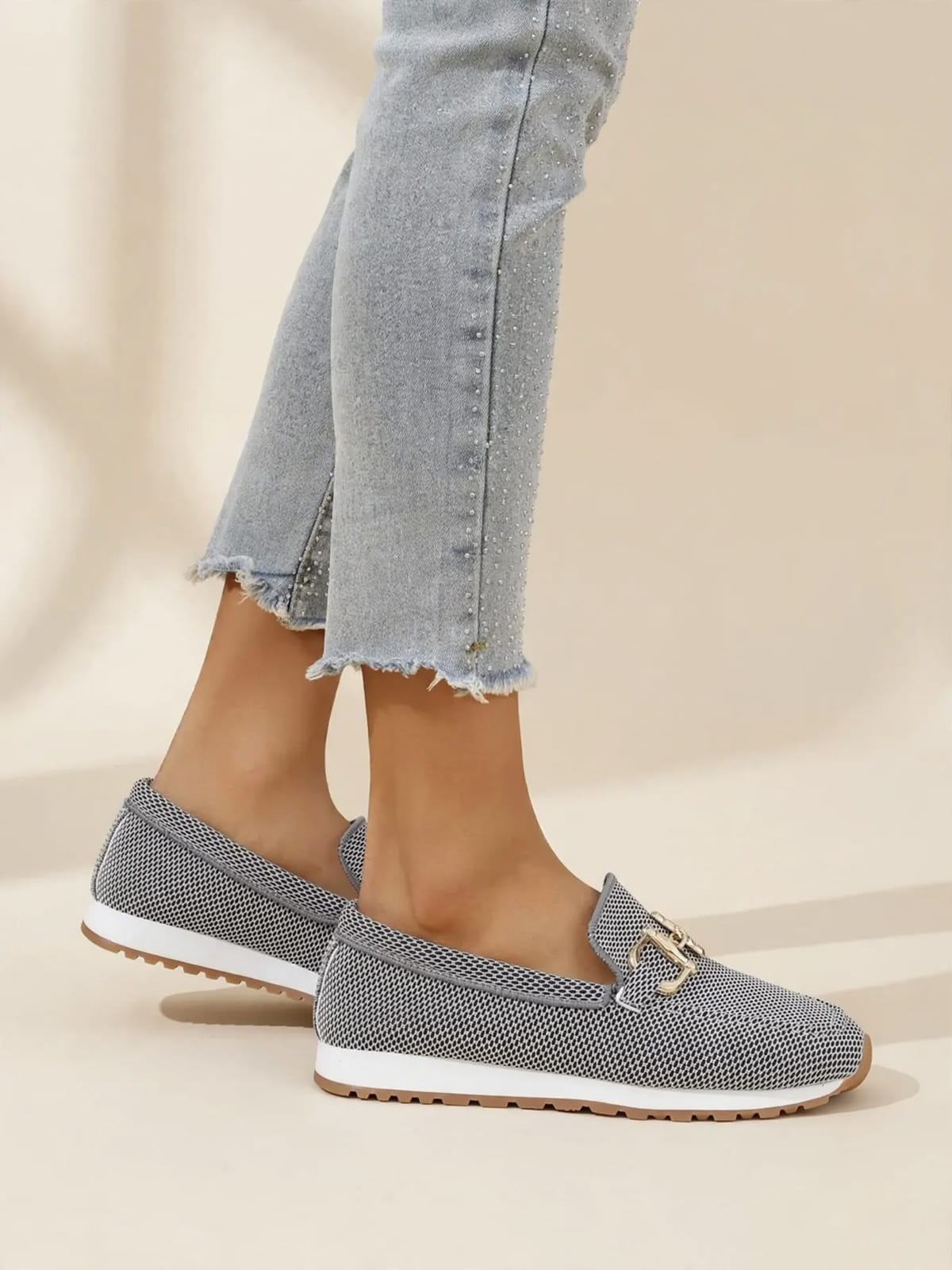 Daphne – instapsneakers van ademend textiel – Grijs – gedragen zijkant