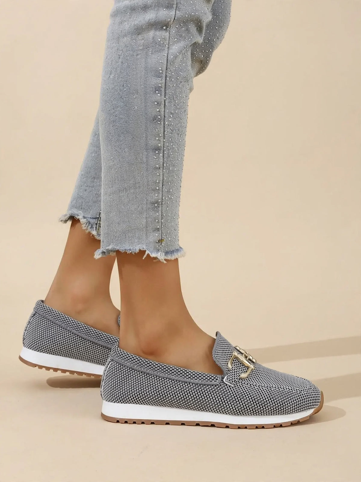 Susie – mesh loafers met gesp – Grijs – gedragen zijkant