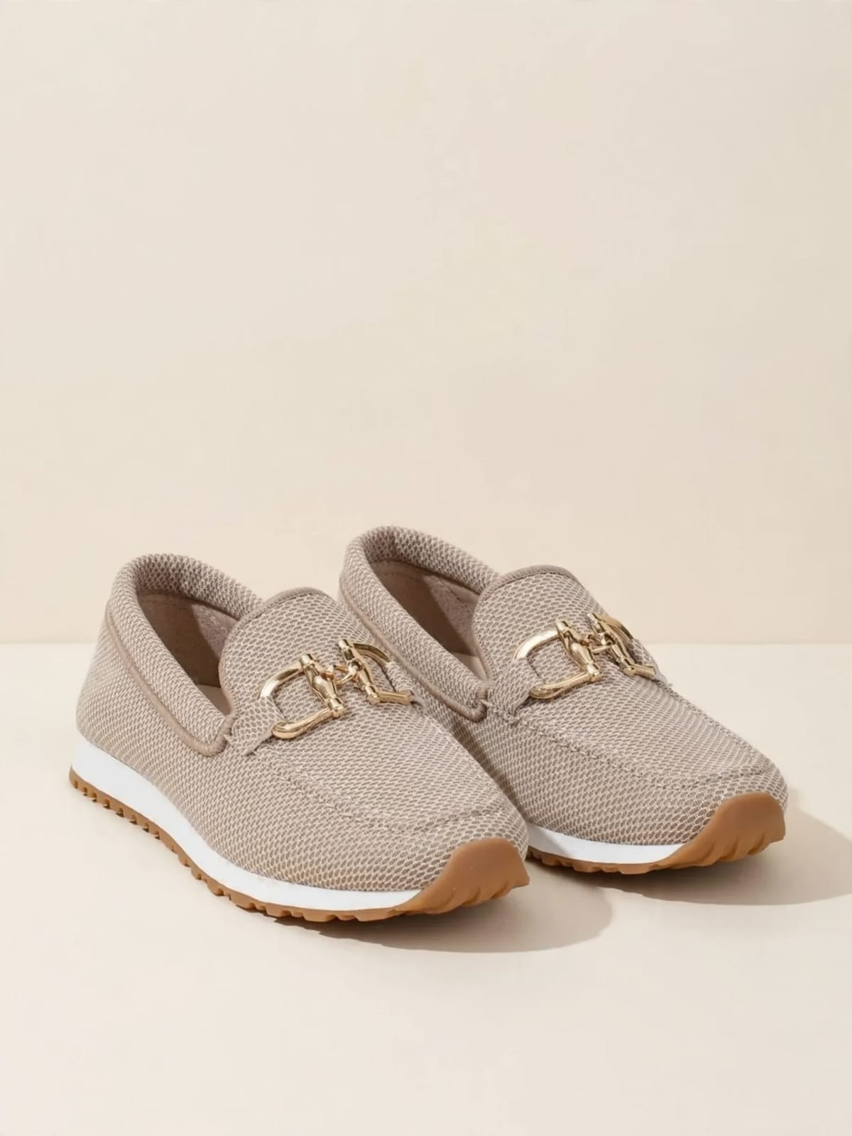 Daphne – instapsneakers van ademend textiel – Beige – productfoto driekwart