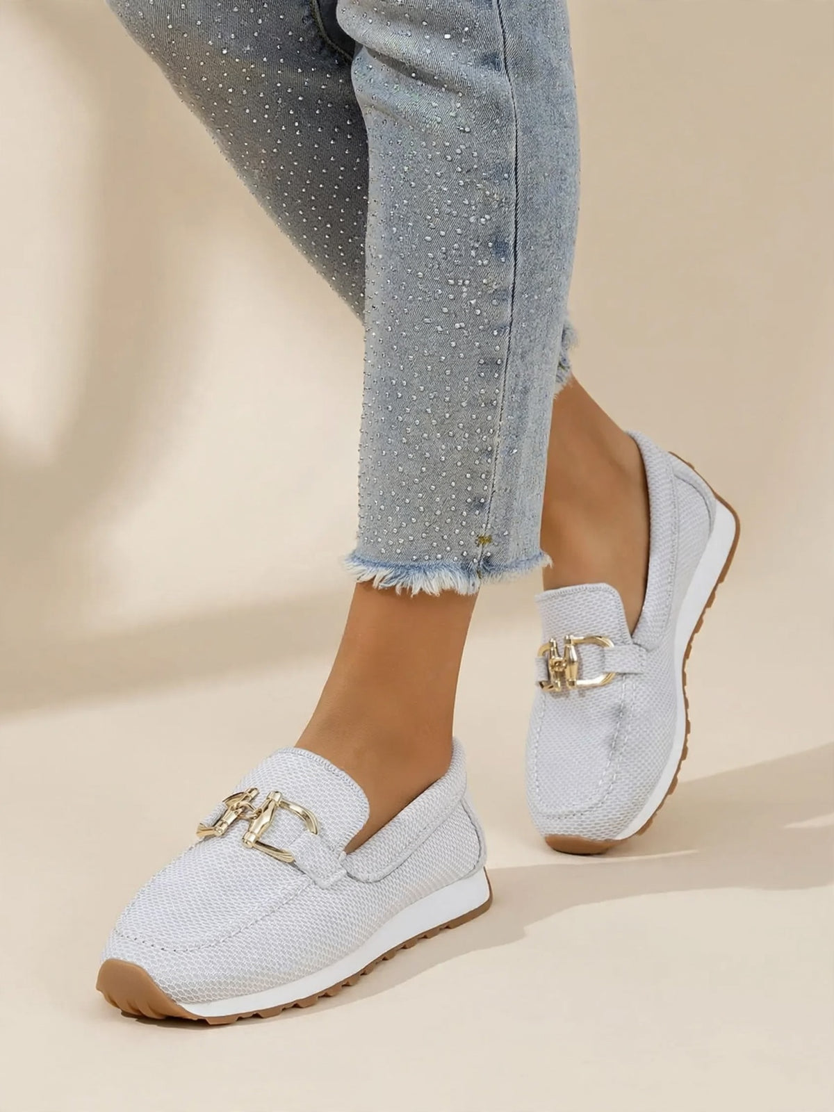 Susie – mesh loafers met gesp – Wit – gedragen voorkant