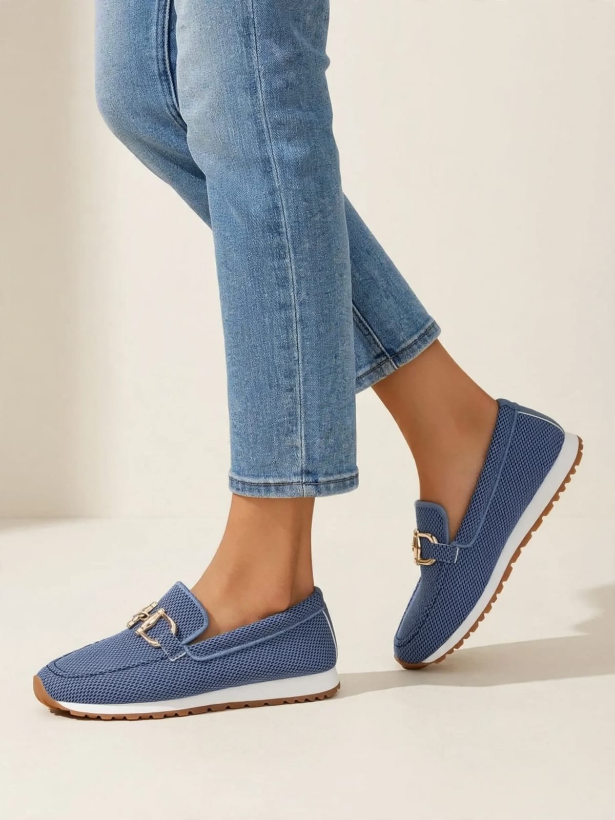 Daphne – instapsneakers van ademend textiel – Blauw – gedragen lopend