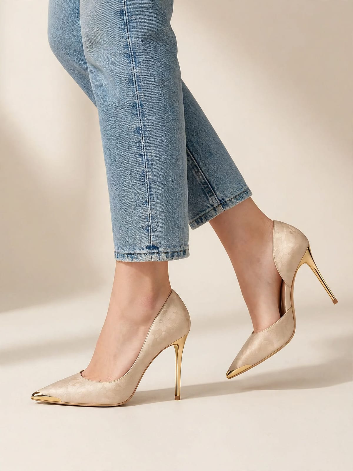 Aurelia – pumps met gouden hak – Luxe – gedragen lopend