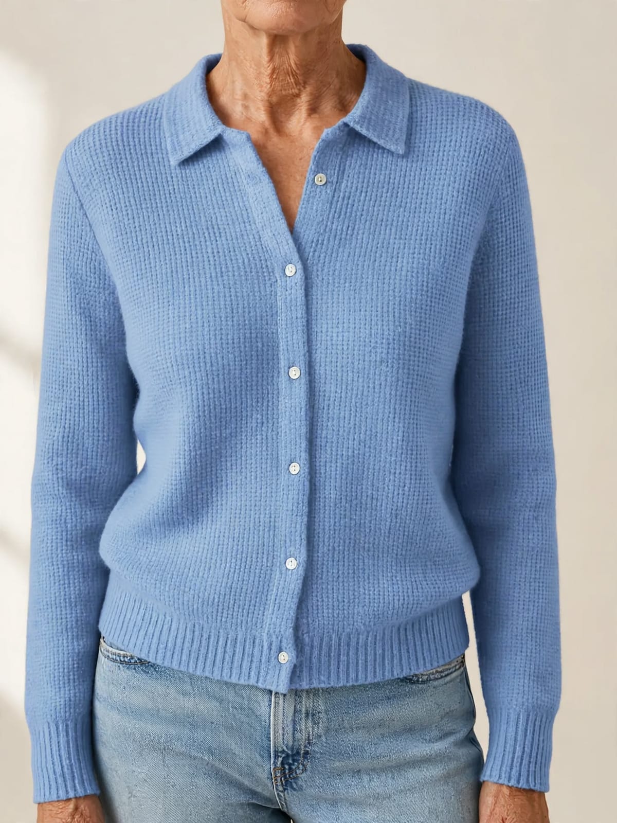 Amber – gebreid vest met knopen – Blauw – detail