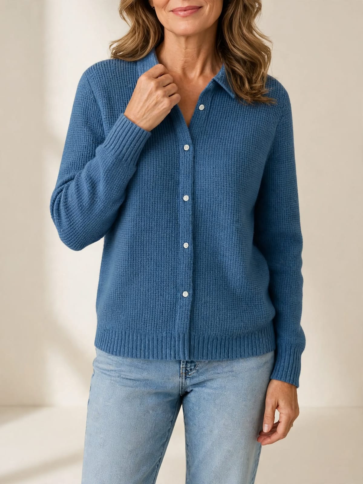 Amber – gebreid vest met knopen – Navy blauw – hand bij hals