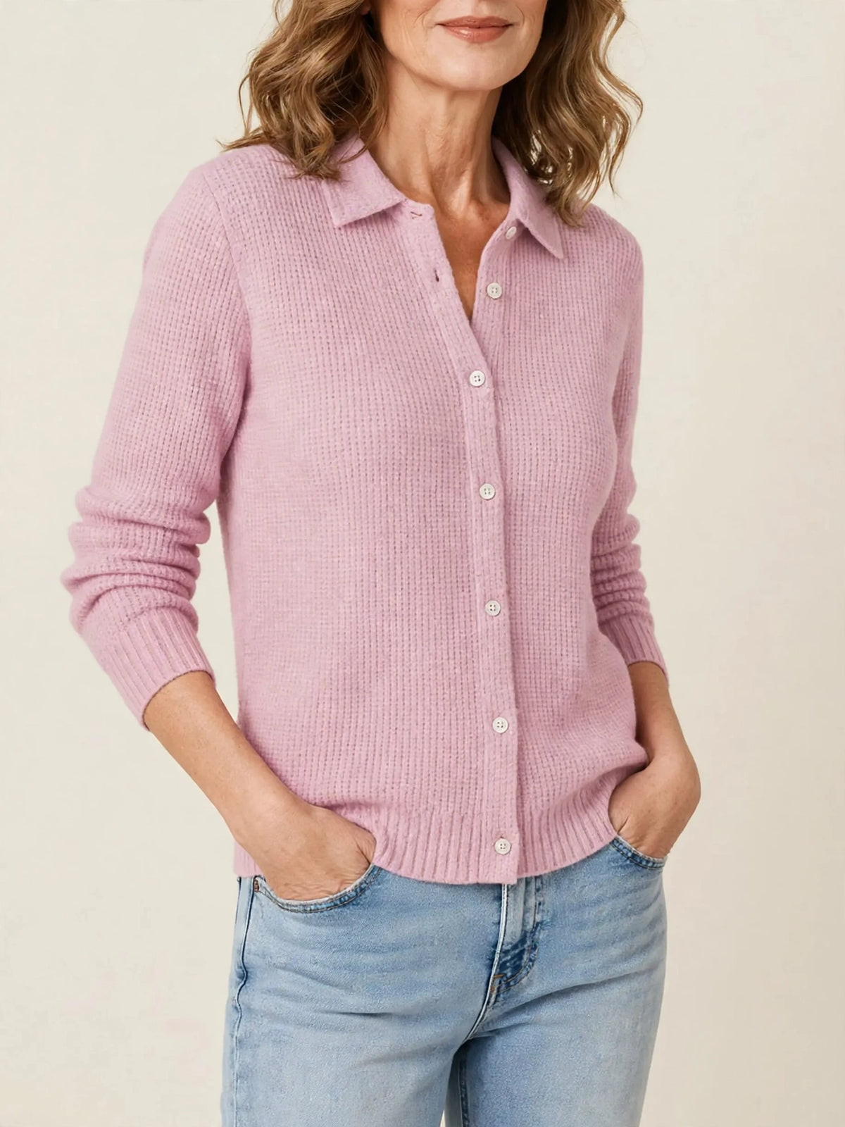 Amber – gebreid vest met knopen – Roze – driekwart