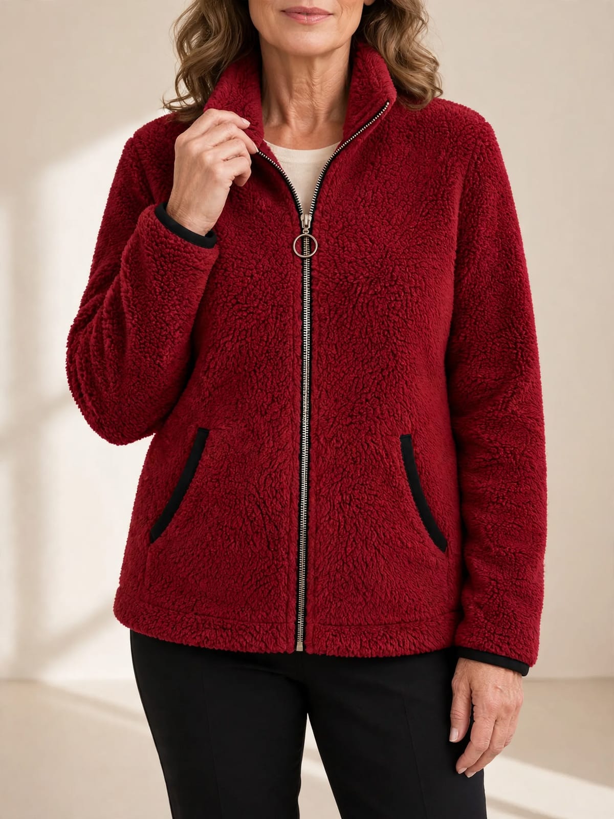 Amée – warm fleece vest – Bordeaux – hand bij hals