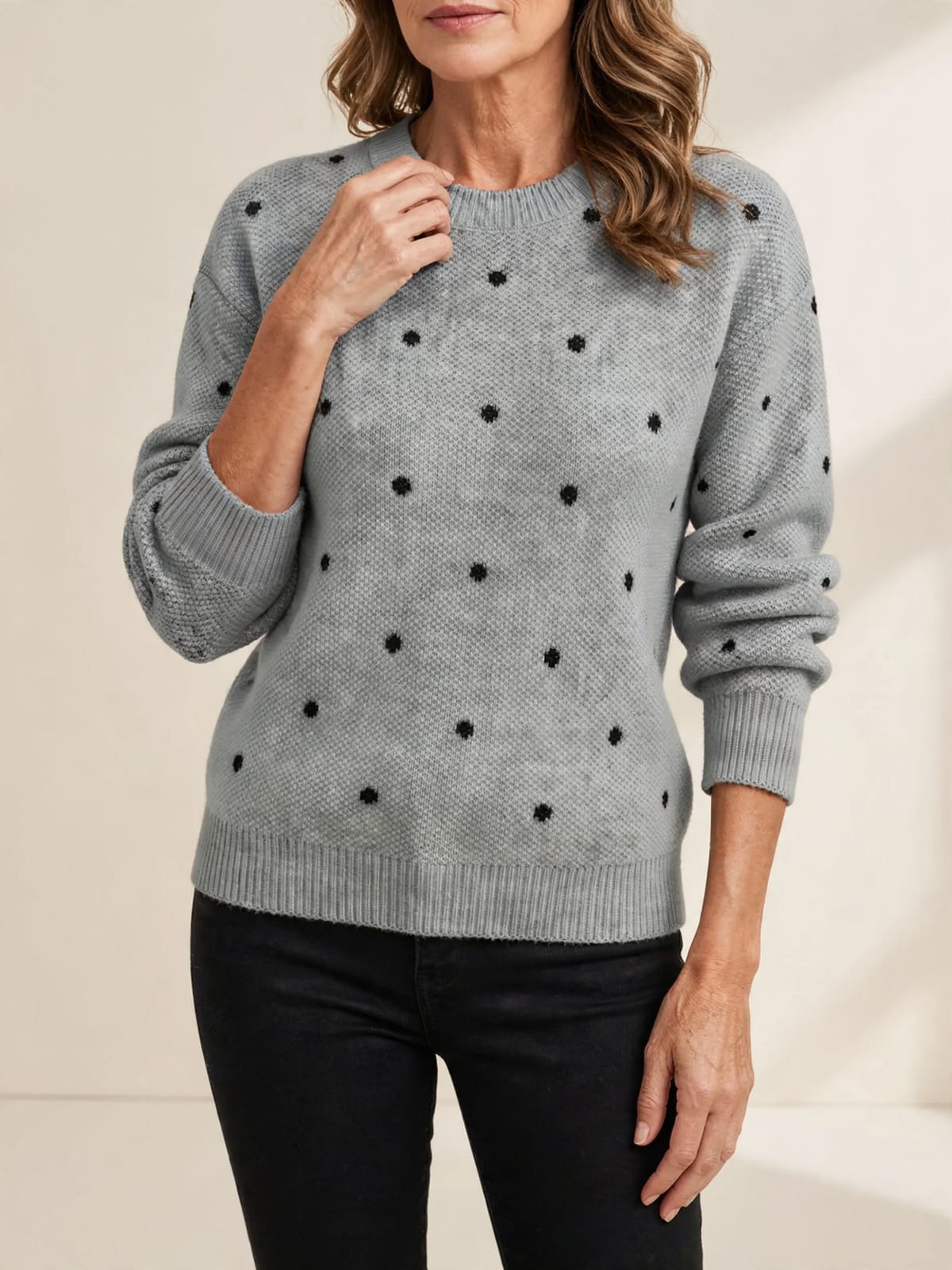 Angelique – trui met stipjes – Grijs – hand bij hals