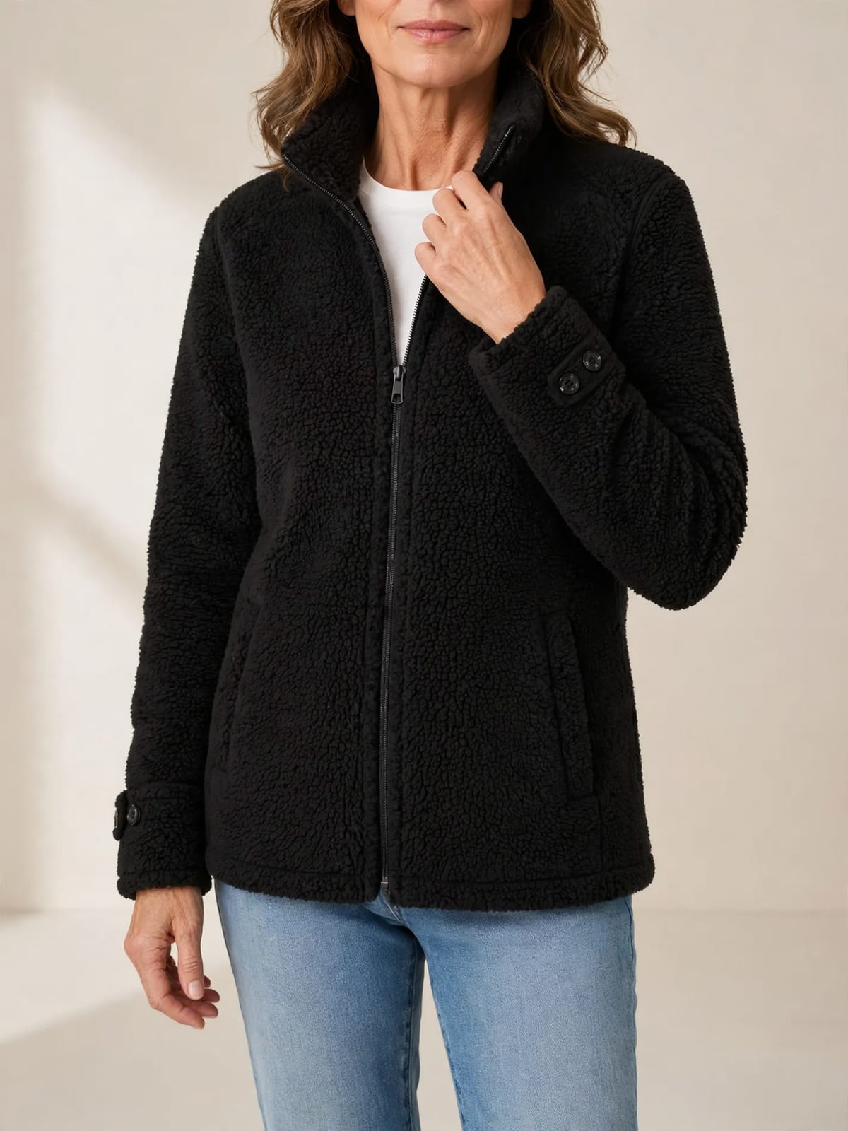 Antoinette – teddy jas met opstaande kraag – Zwart – hand bij hals