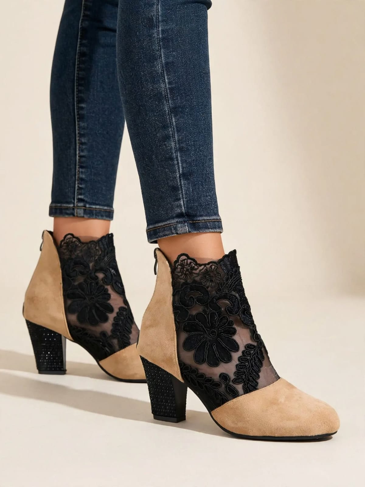 Astrid – enkellaarsjes met kant – Beige – gedragen voorkant
