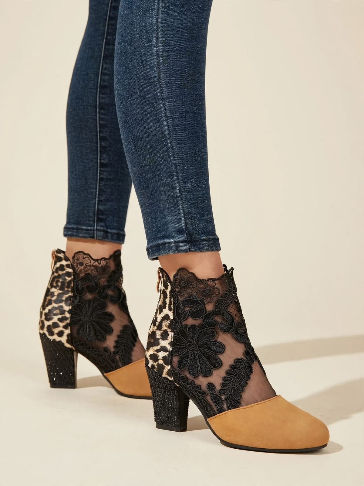 Astrid – enkellaarsjes met kant – Beige Luipaard – gedragen voorkant