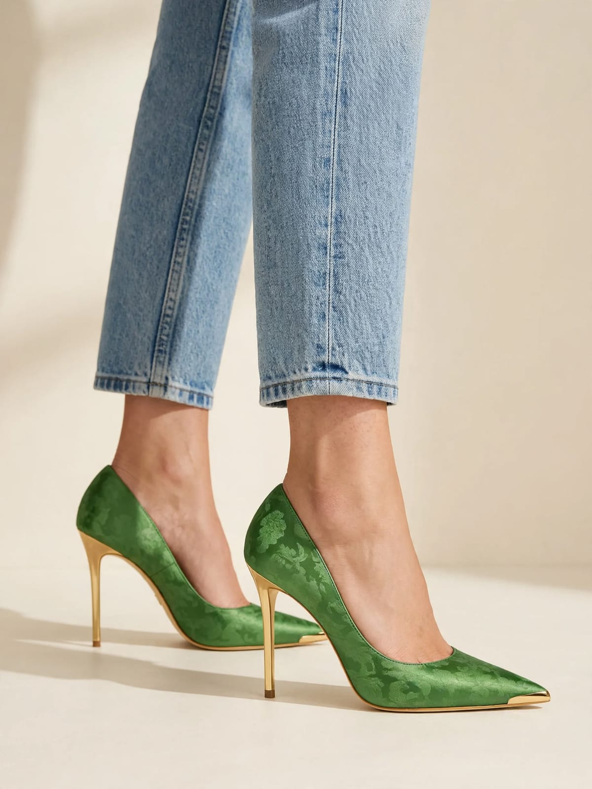 Aurelia – pumps met gouden hak – Groen – gedragen zijkant