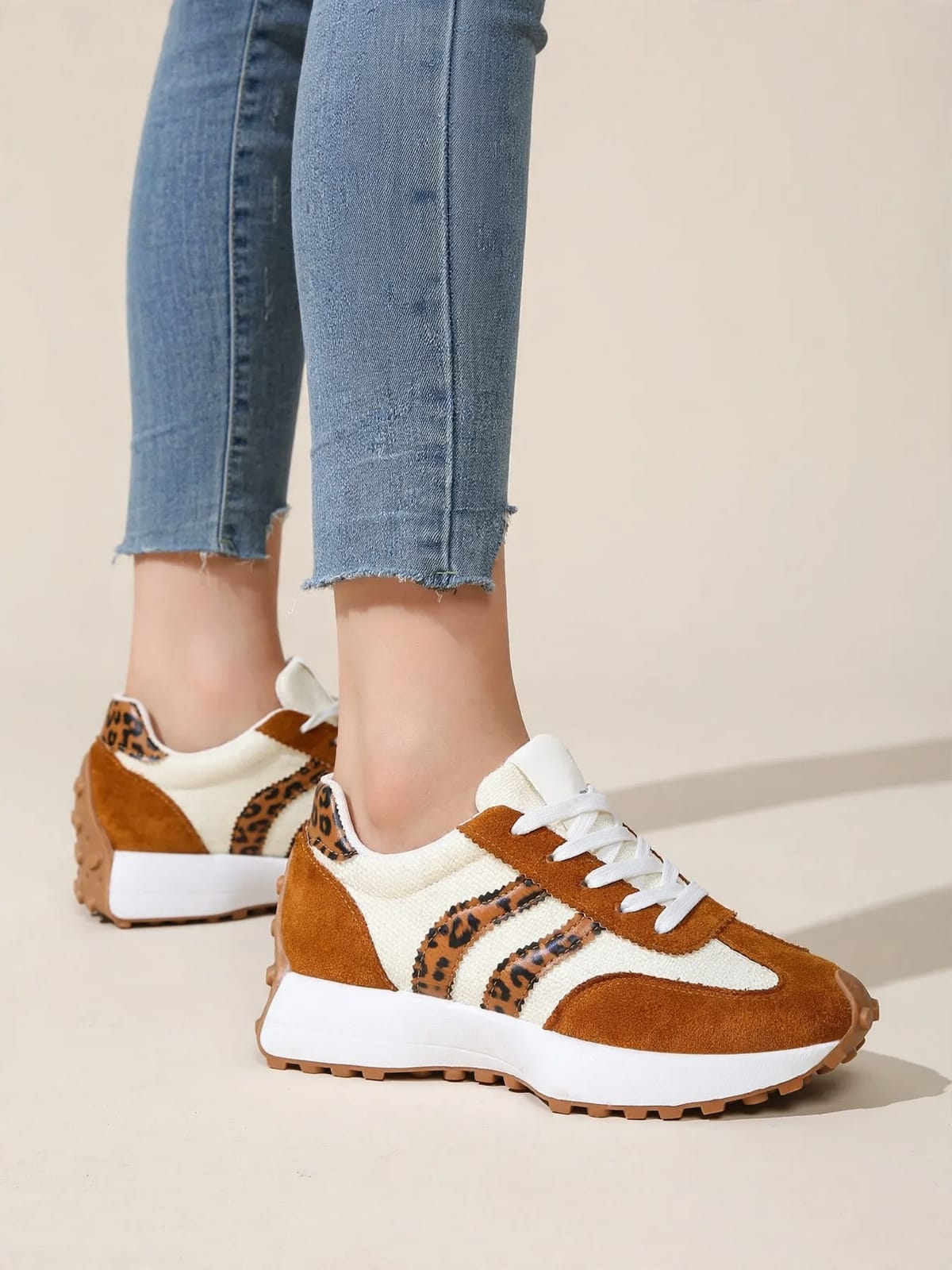 Babs – trendy sneakers – Beige luipaard – gedragen