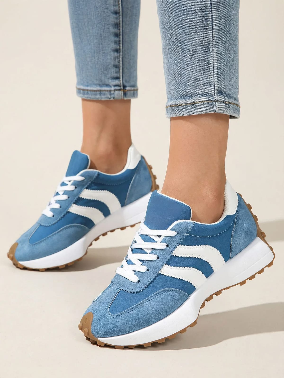 Babs – trendy sneakers – Blauw – gedragen