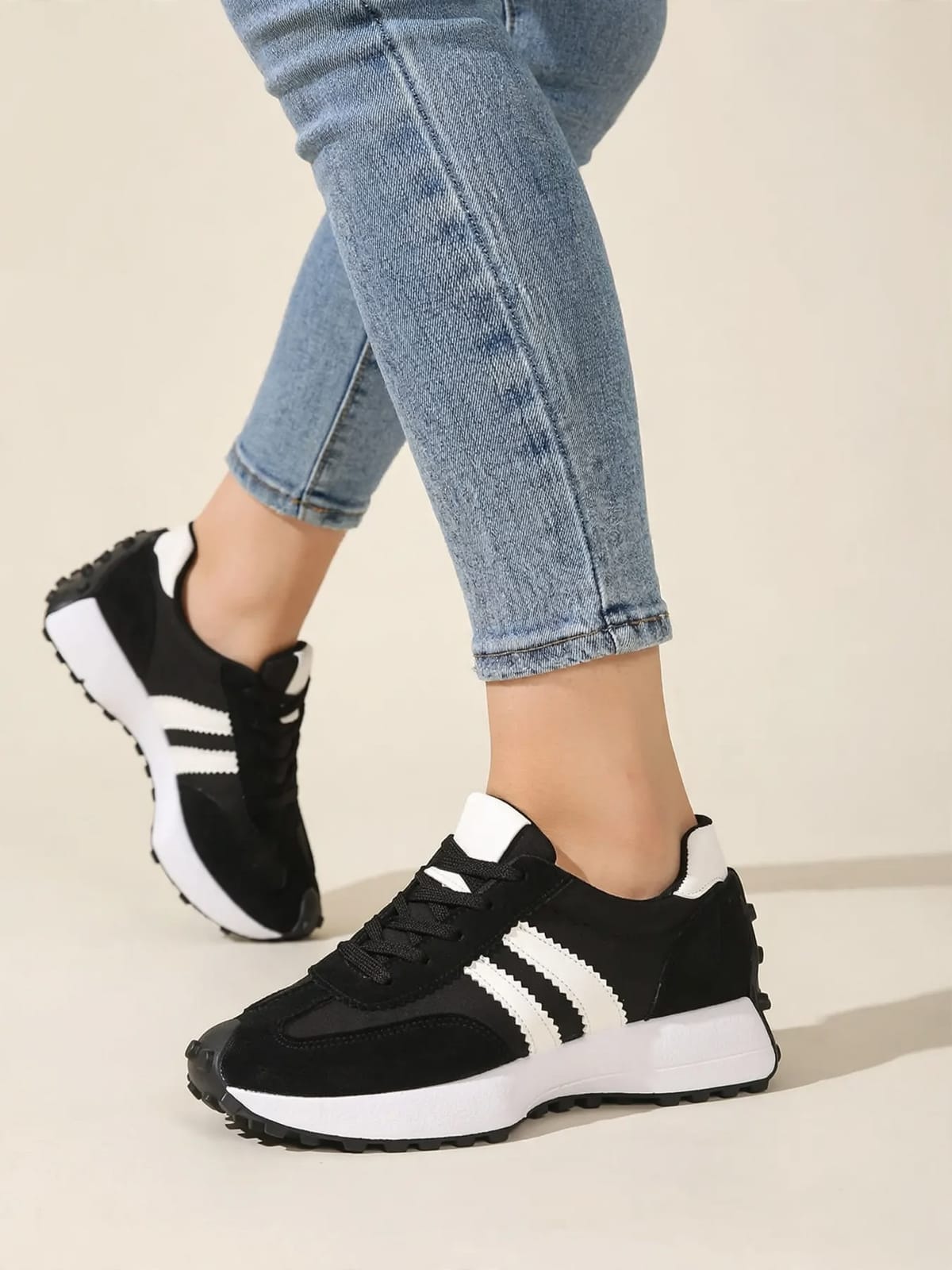 Babs – trendy sneakers – Zwart – gedragen