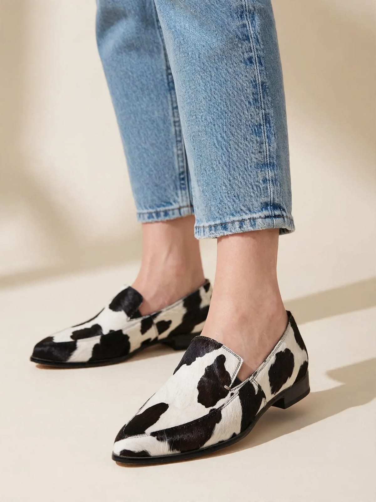 Becca – loafers met koeienprint – Gedragen voorkant