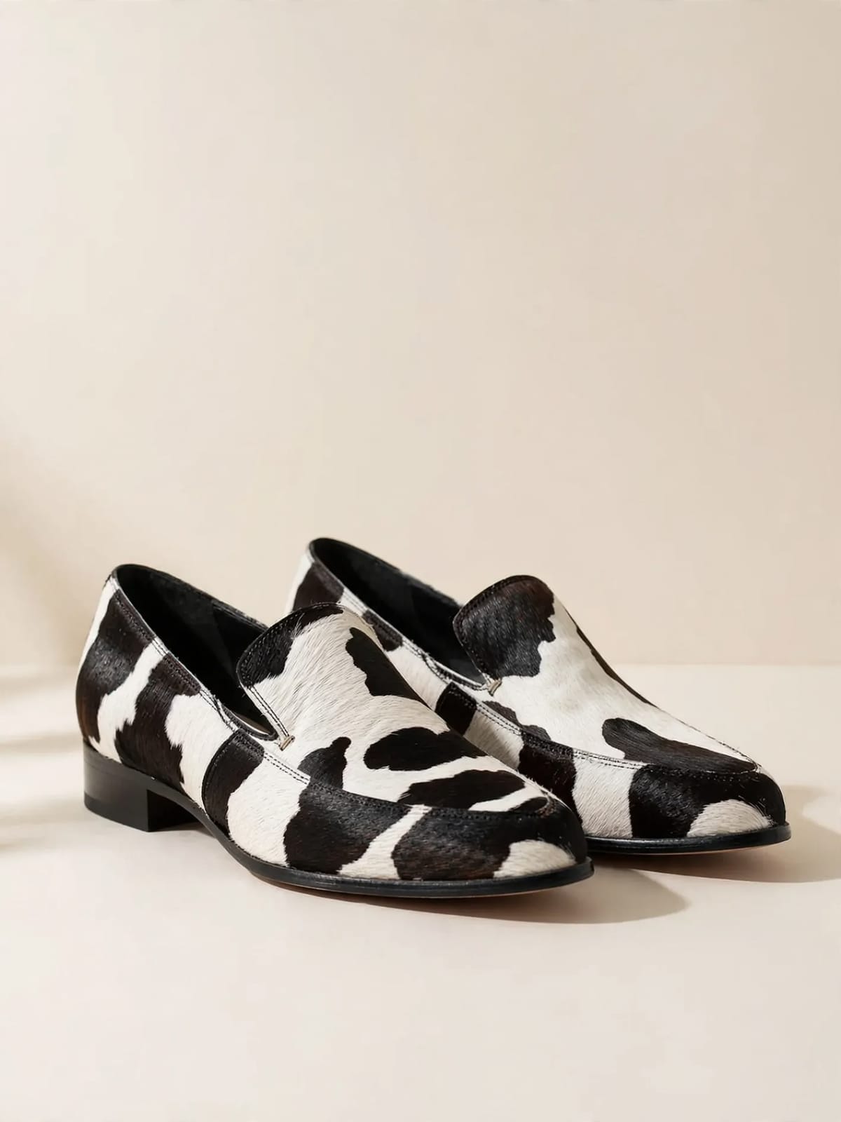 Becca – loafers met koeienprint – Productfoto driekwart