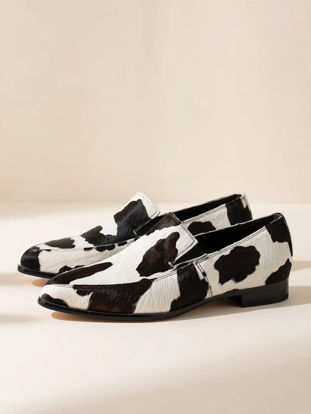 Becca – loafers met koeienprint – Productfoto zijkant