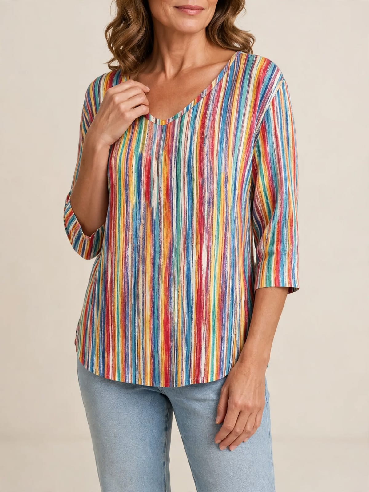 Belinda – kleurrijk gestreept T-shirt – Hand bij hals
