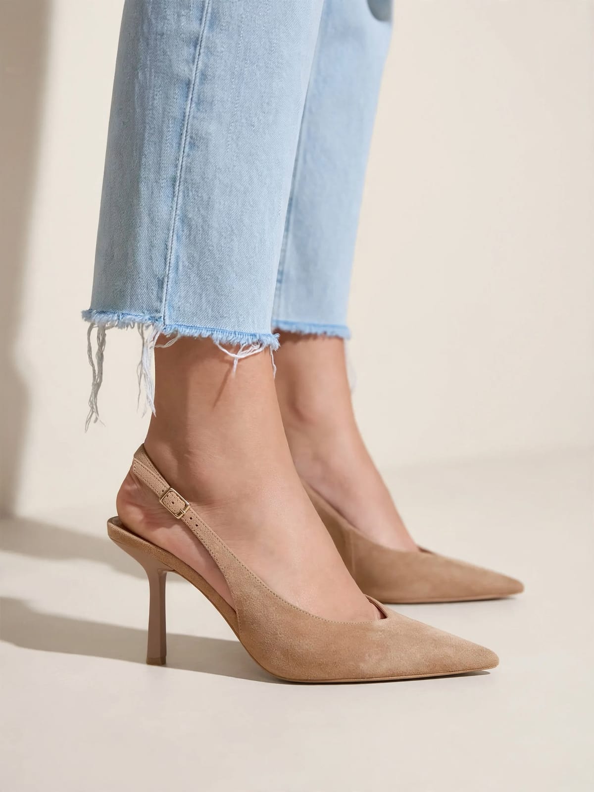 Bella – slingback pumps – Beige – gedragen zijkant