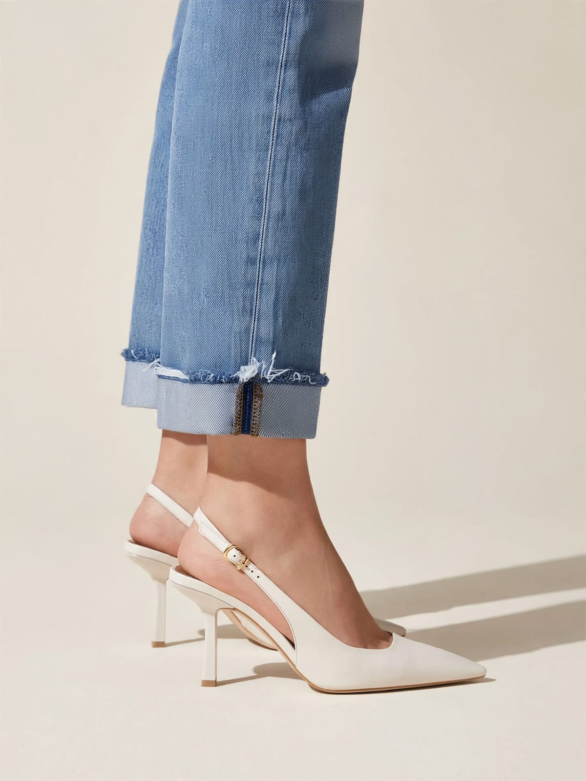 Bella – slingback pumps – Witte Leer – gedragen zijkant