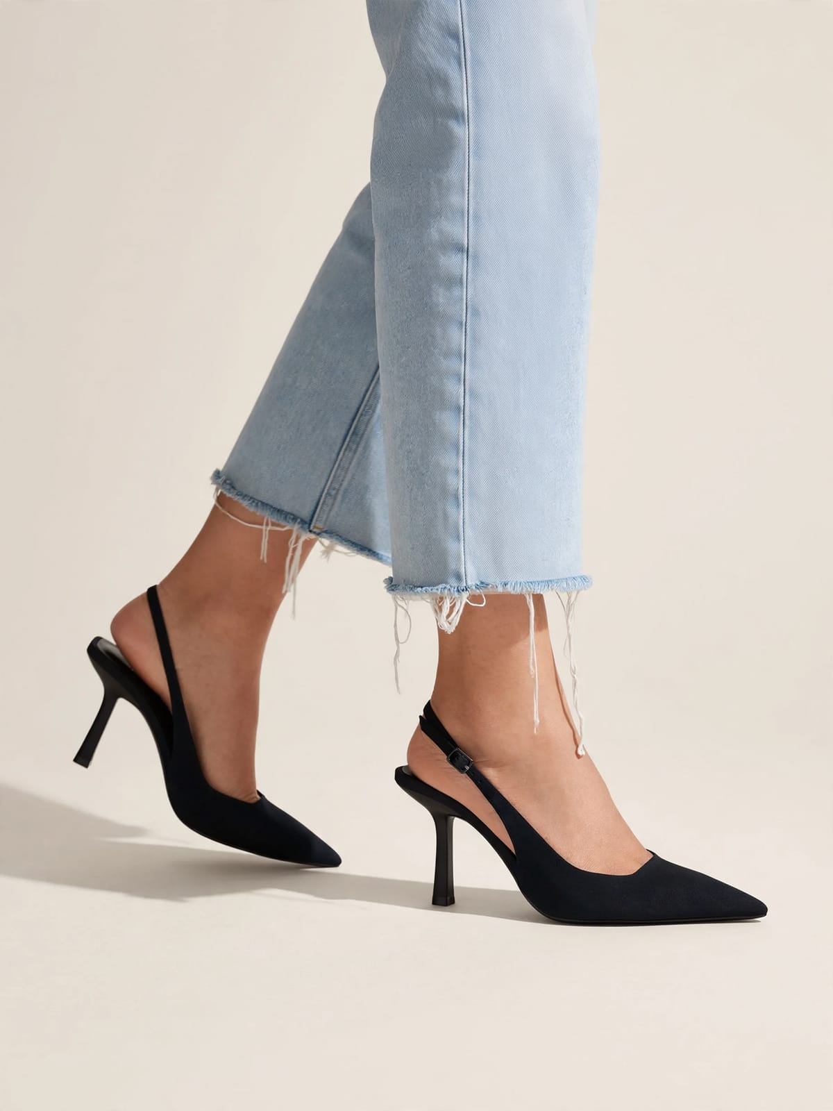 Bella – slingback pumps – Zwart – gedragen lopend
