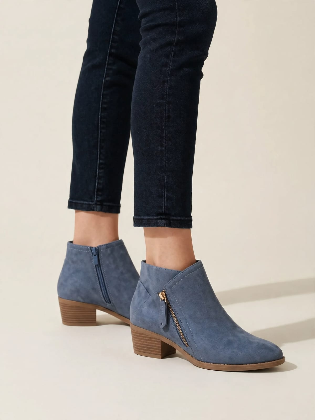 Bellavue – suède enkellaarsjes met rits – Blauw – gedragen zijkant