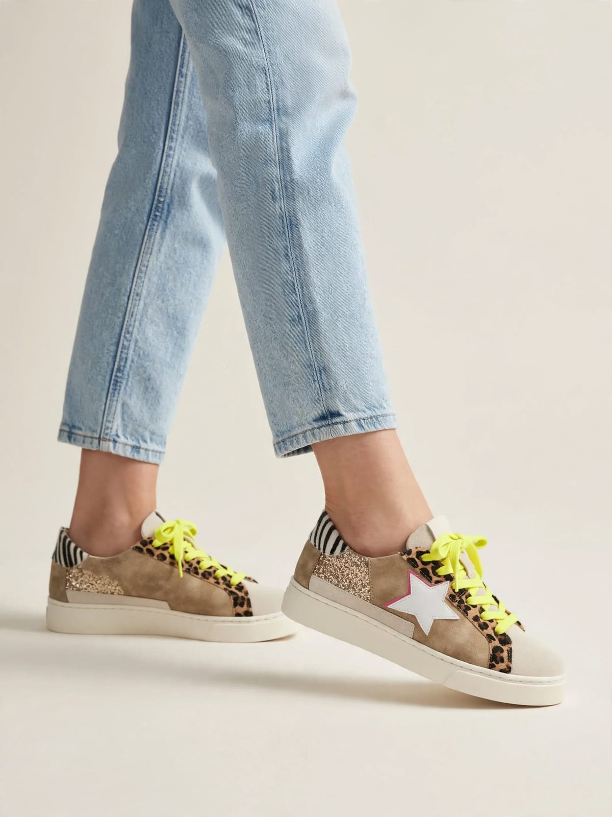 Calypsa – sneakers met luipaardprint – Gedragen lopend