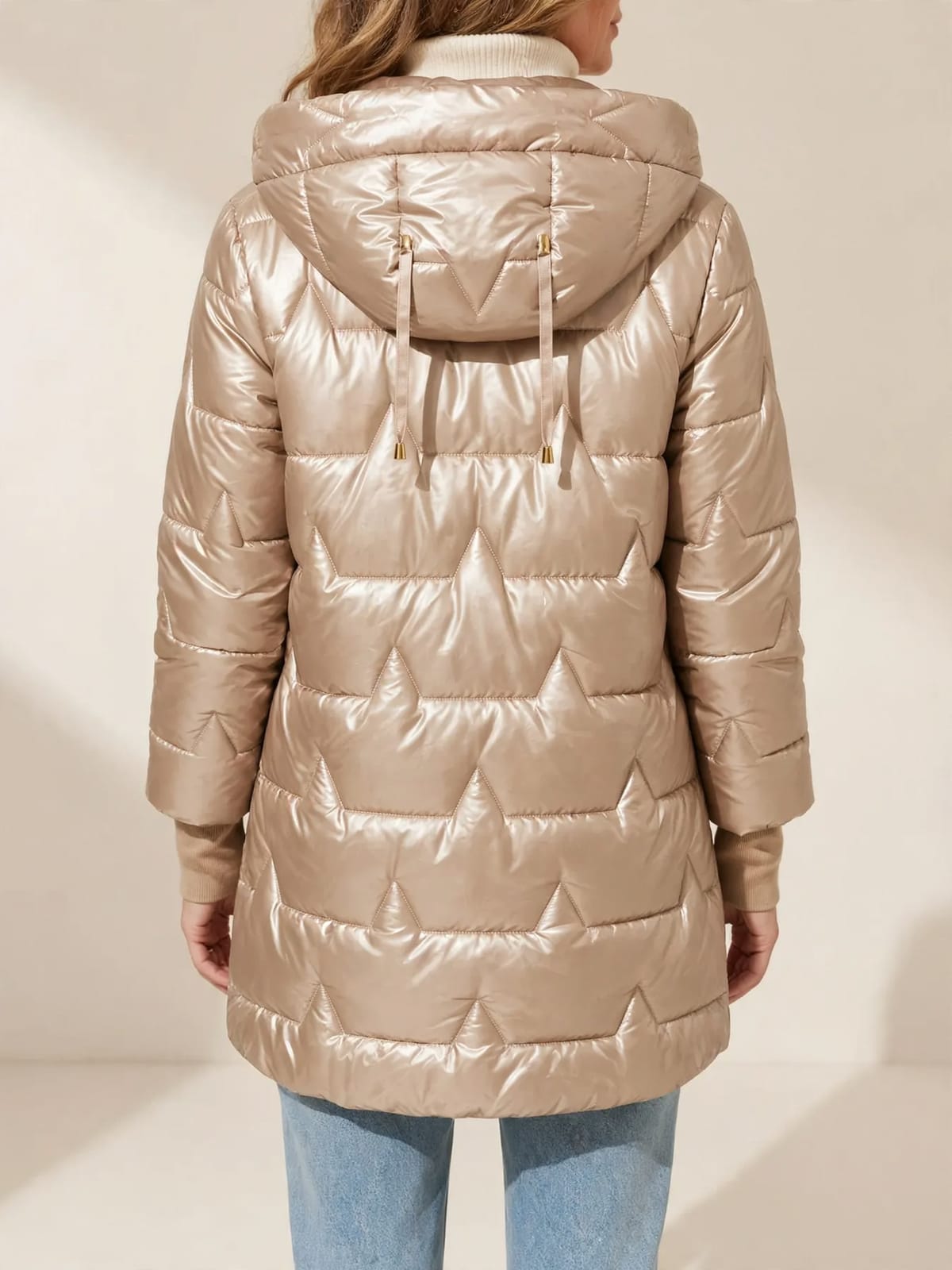 Carina – gewatteerde winterjas met capuchon – Beige – achterkant