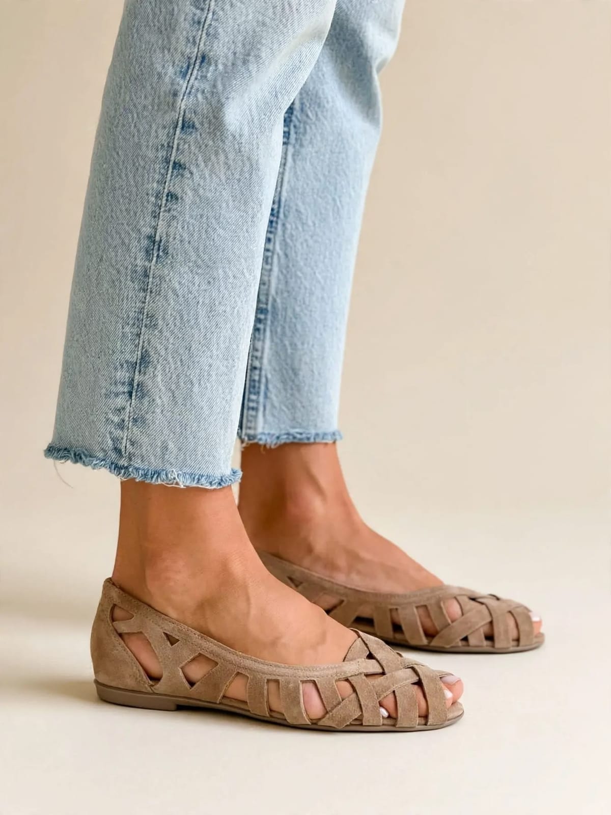 Caterina – gevlochten sandalen – Beige – gedragen zijkant