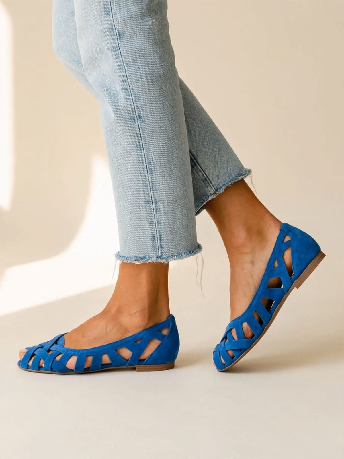 Caterina – gevlochten sandalen – Blauw – gedragen lopend