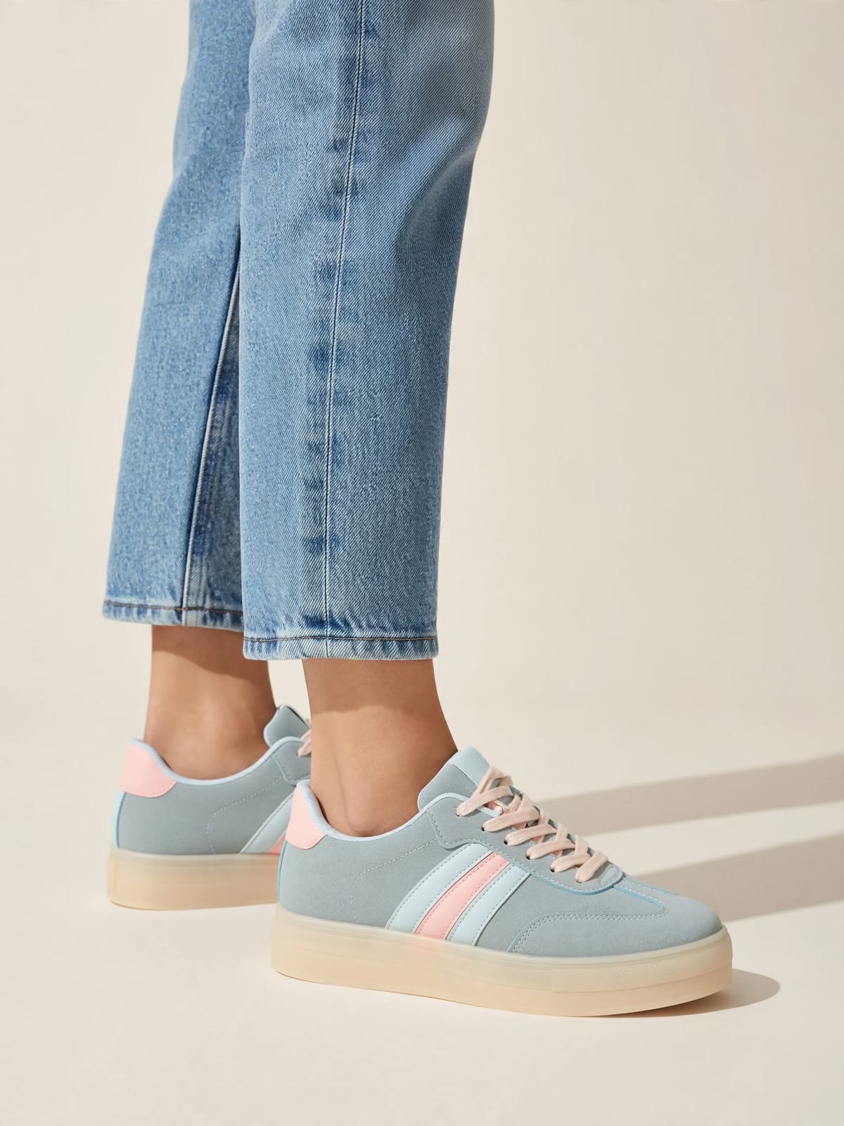 Chloé – pastel suède sneakers – Gedragen zijkant