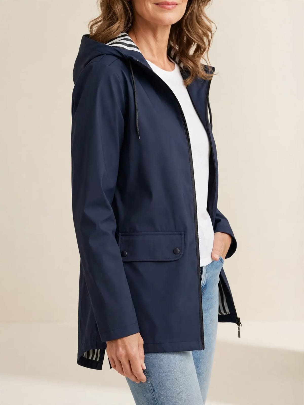 Christine – lichte regenjas met capuchon – Blauw – driekwart