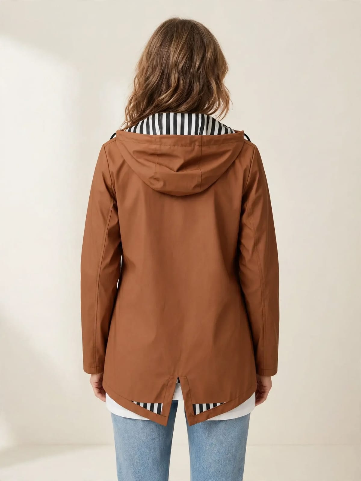 Christine – lichte regenjas met capuchon – Bruin – achterkant