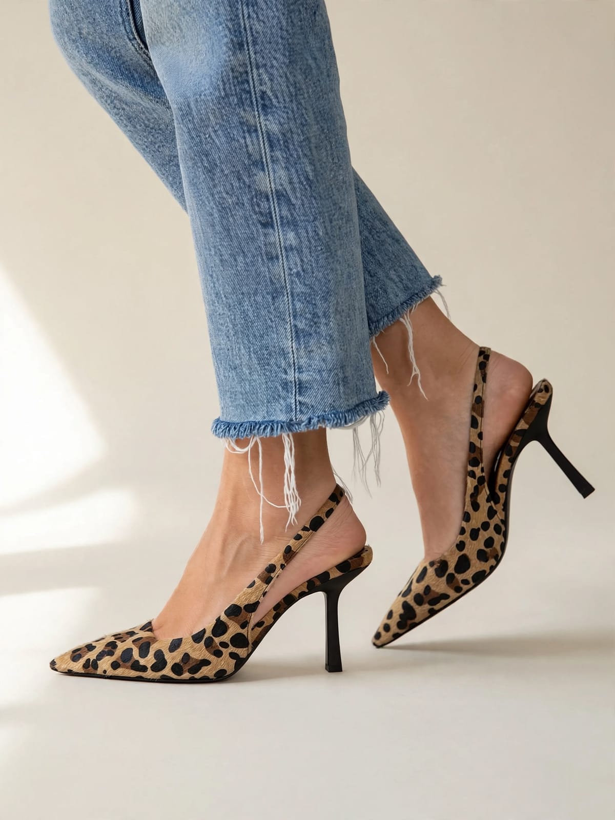 Clara – luipaard slingback pumps – Gedragen lopend