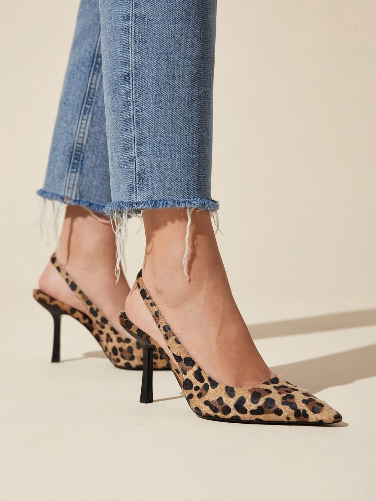 Clara – luipaard slingback pumps – Gedragen voorkant