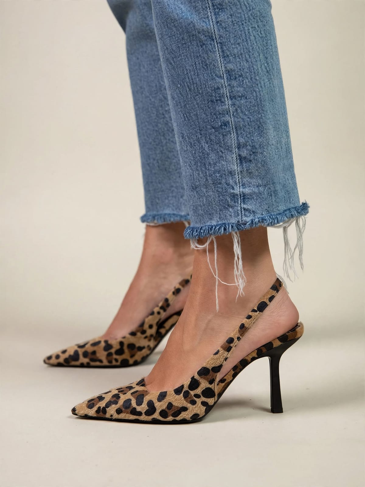 Clara – luipaard slingback pumps – Gedragen zijkant