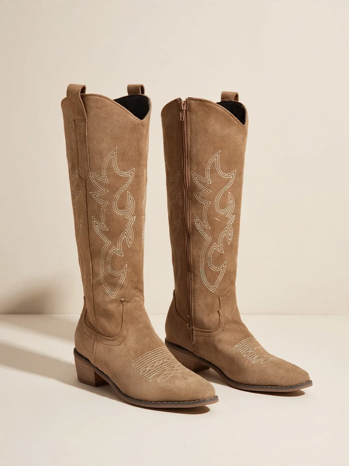 Clara – orthopedische westernlaarzen – Beige – productfoto driekwart
