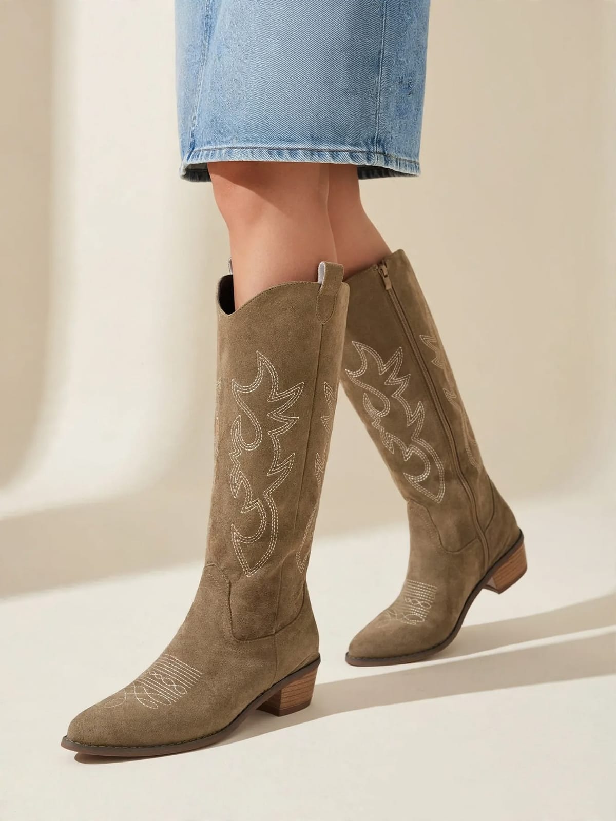 Clara – orthopedische westernlaarzen – Khaki – gedragen voorkant