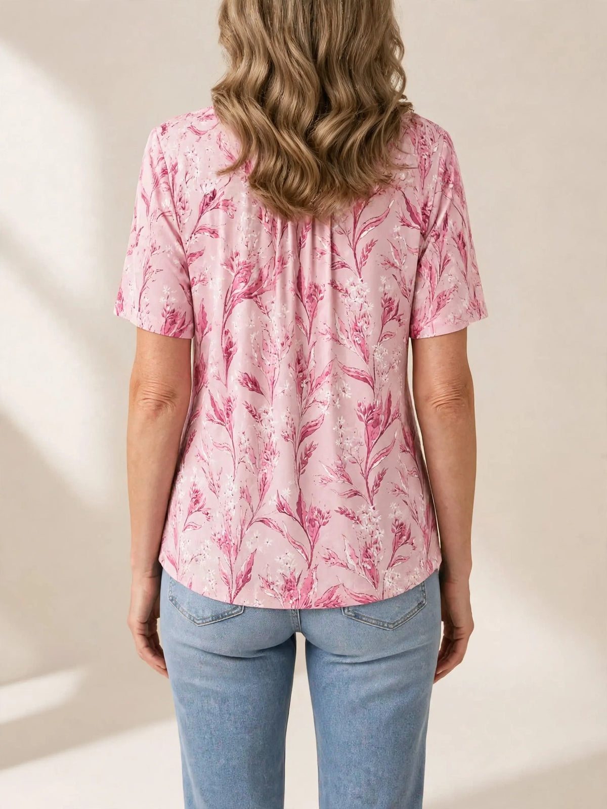 Coby – plissé blouse met bloemenprint – Roze – achterkant