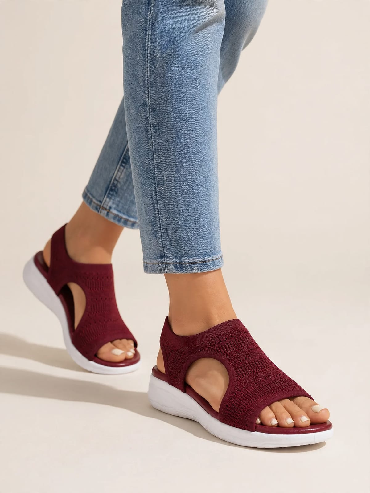 Corine – lichte comfort sandalen – Bordeauxrood – gedragen voorkant