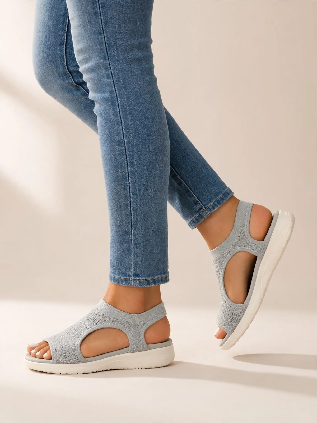 Corine – lichte comfort sandalen – Lichtgrijs – gedragen lopend