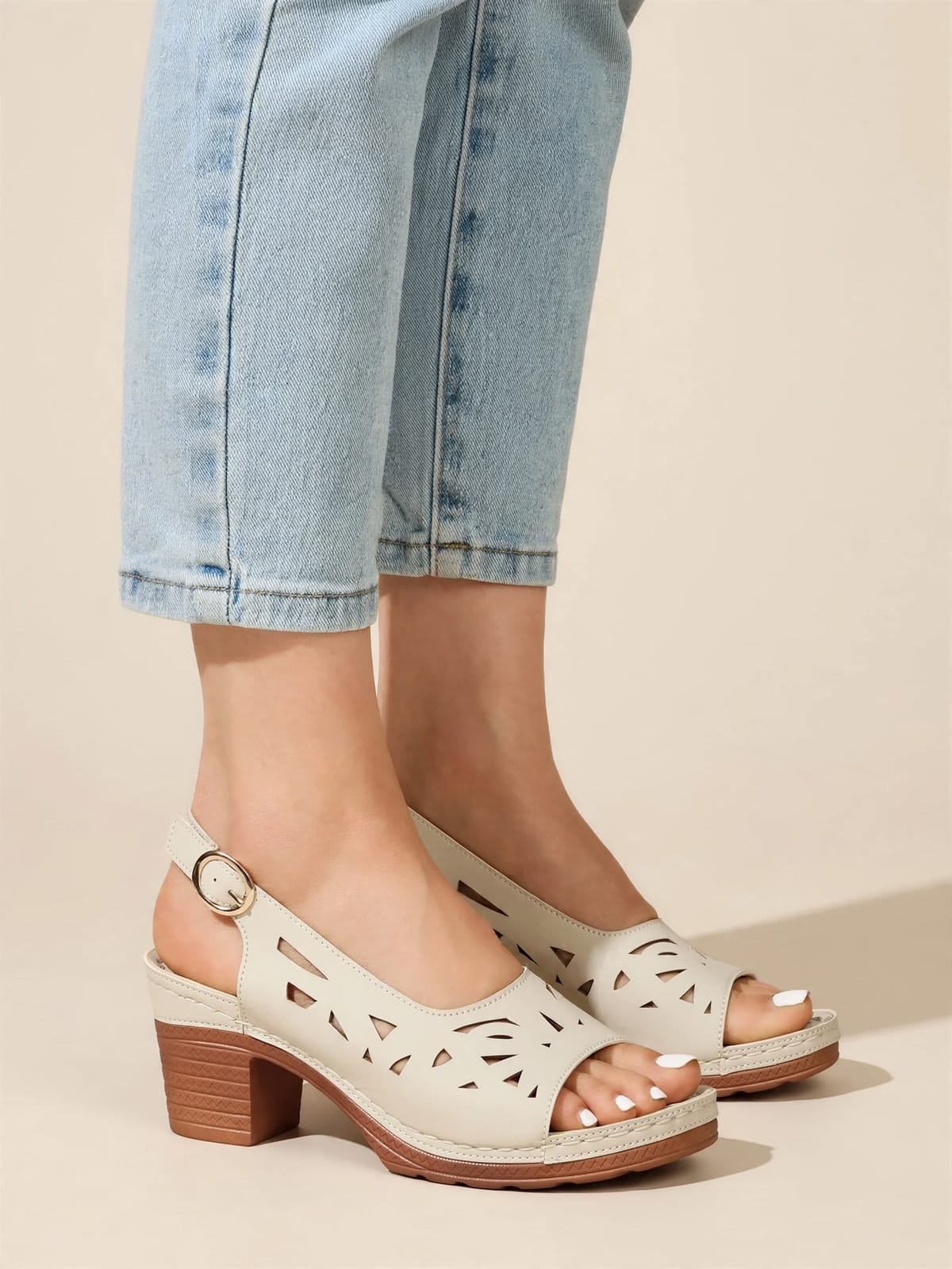 Corrina – slingback sandaal met blokhak – Wit – gedragen zijkant