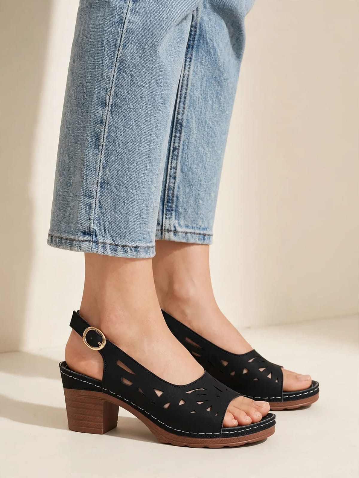 Corrina – slingback sandaal met blokhak – Zwart – gedragen zijkant