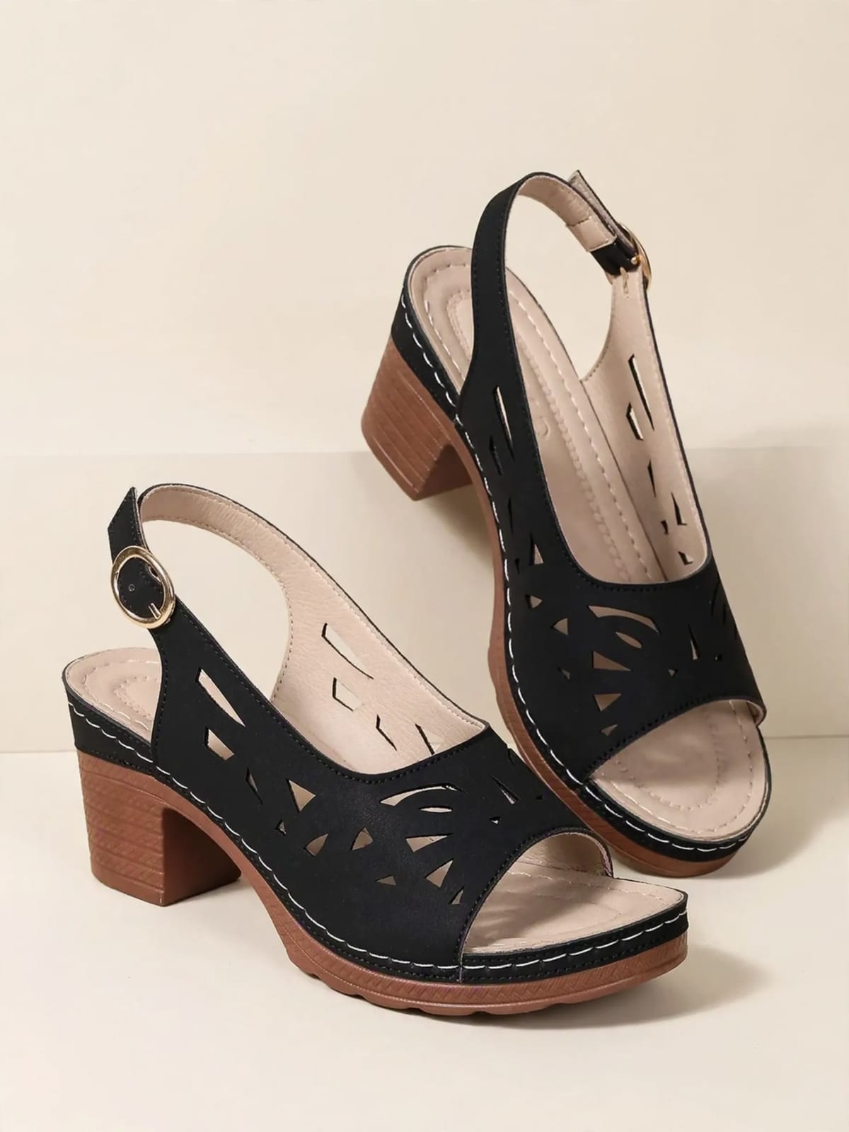 Corrina – slingback sandaal met blokhak – Zwart – productfoto driekwart