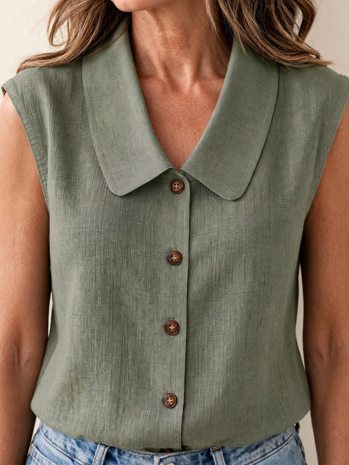 Cynthia – mouwloze blouse met kraag – Detail