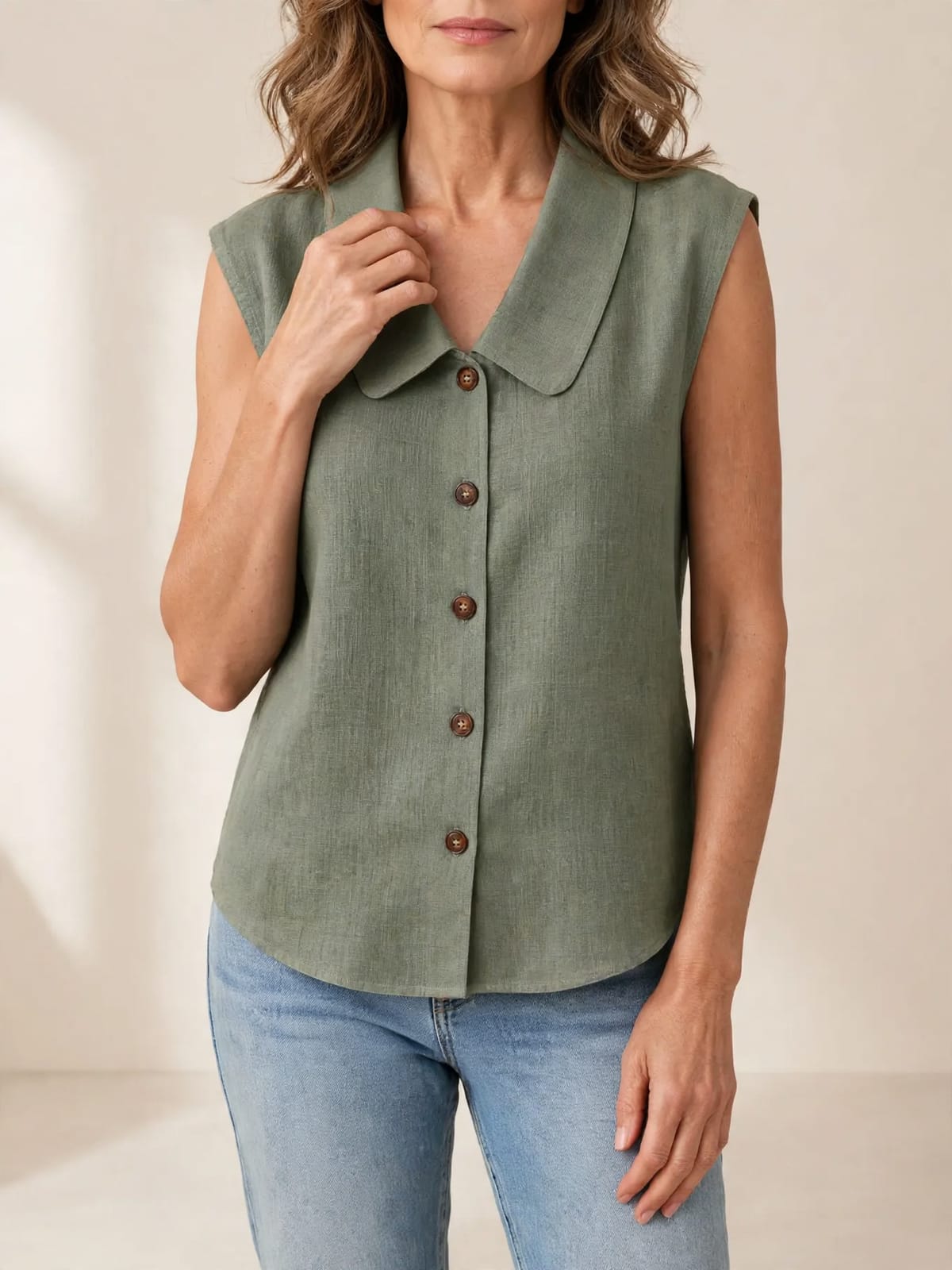 Cynthia – mouwloze blouse met kraag – Hand bij hals