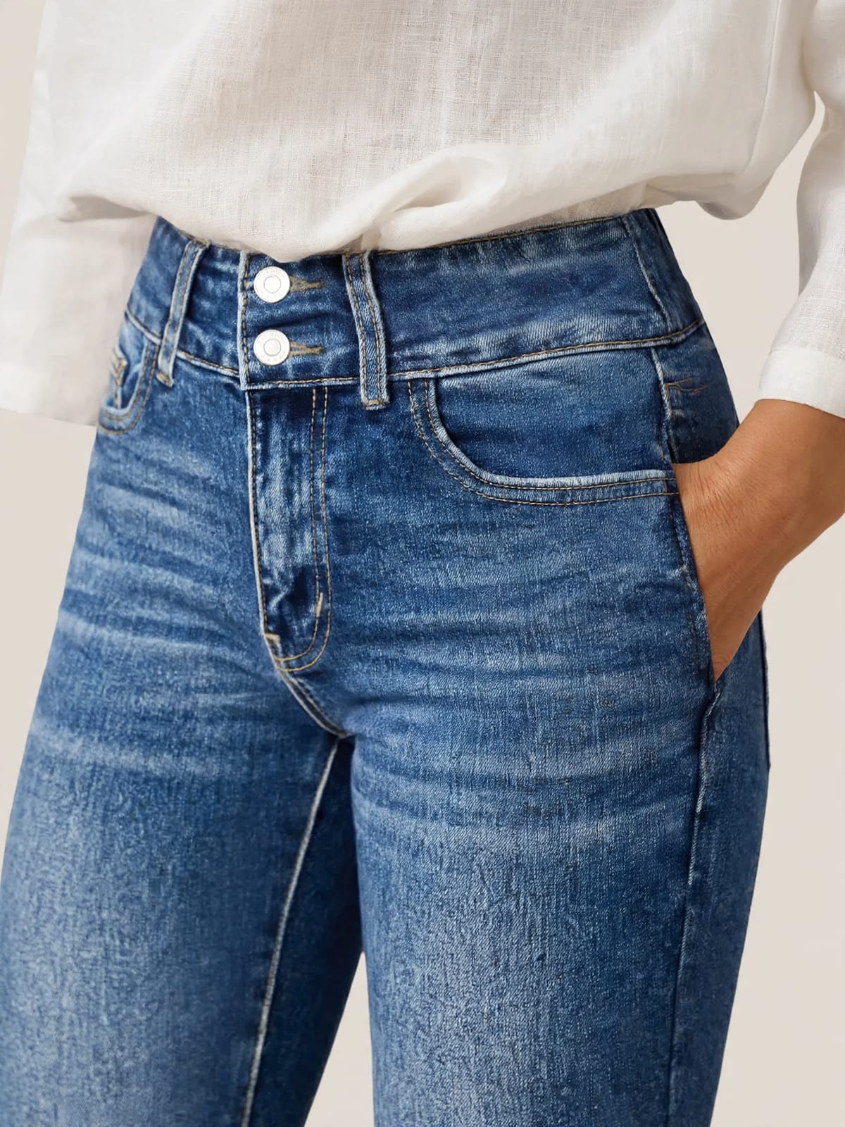 Dinne – aansluitende stretch jeans – Oceaanblauw – detail taille