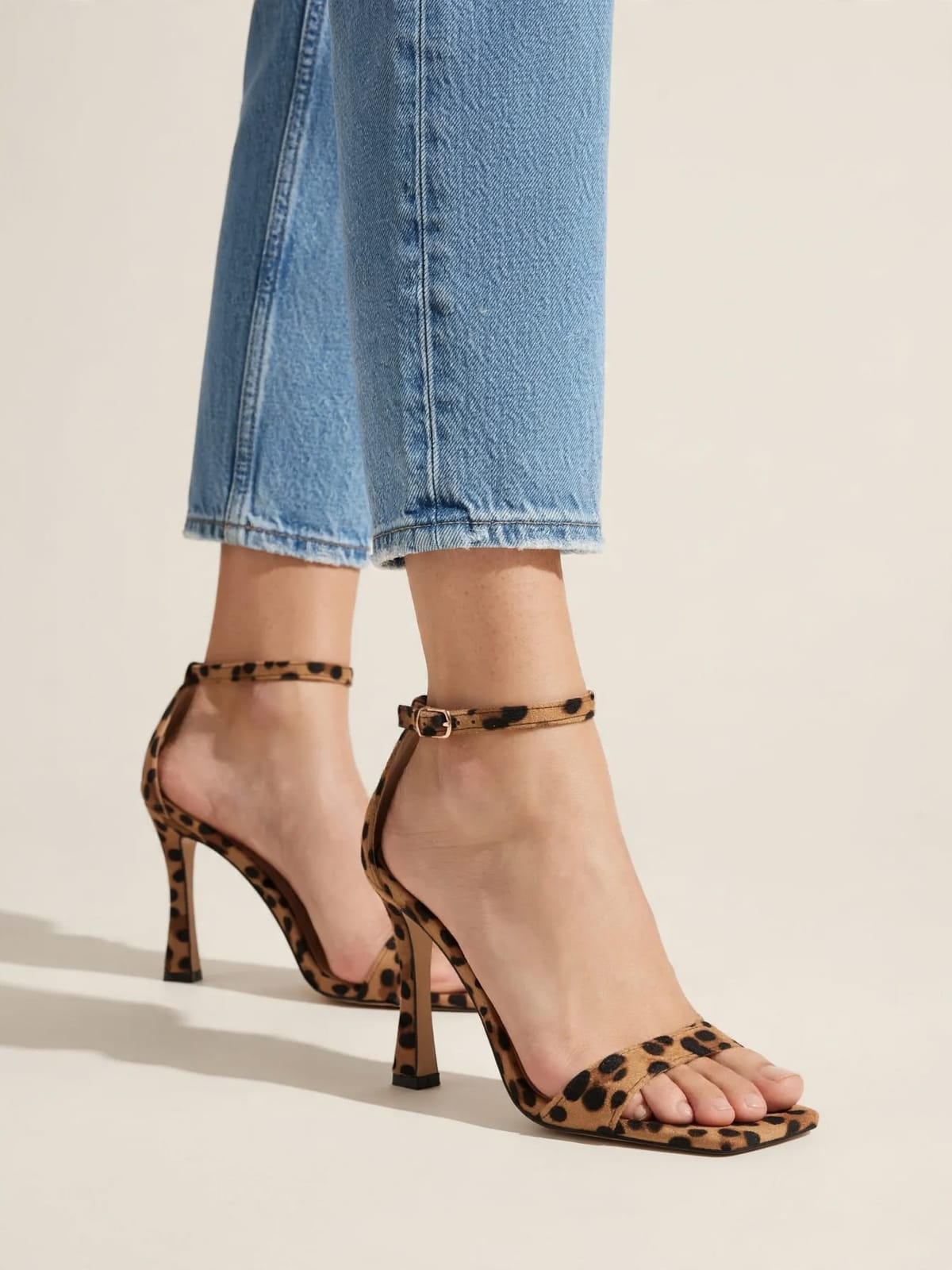 Evalisse – luipaardsandalen met hak – Gedragen voorkant